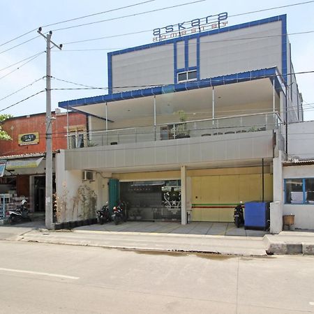 Отель Reddoorz Near Uns Solo Экстерьер фото