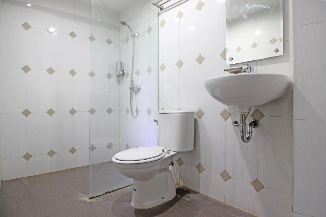 Отель Reddoorz Near Uns Solo Экстерьер фото